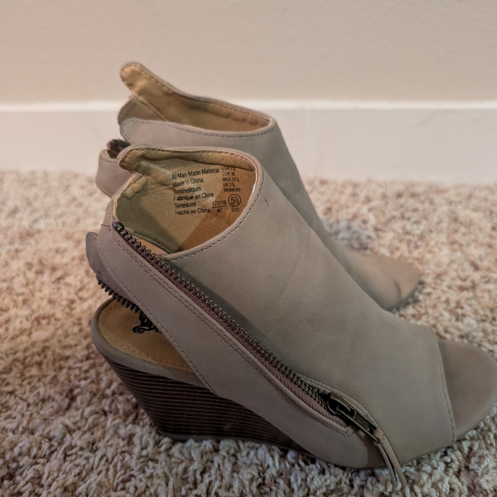 Brash Tan Sandals with Wedge Heel and Peep-Toe Design